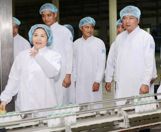 HCMC party leader Dinh La Thang (R) visits a production line at Vinamilk’s Vietnam Milk Factory on February 2 (Photo: SGGP)